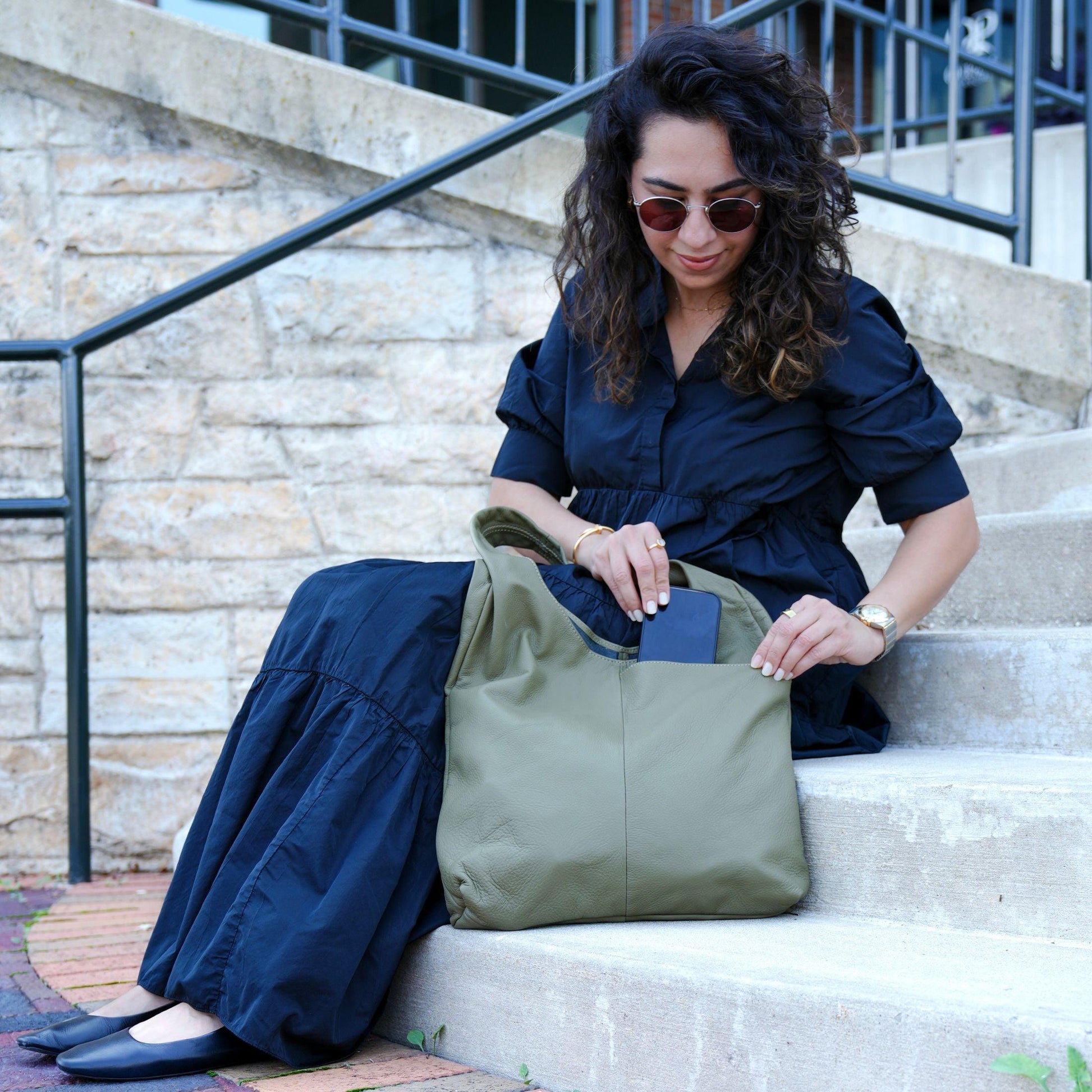 Leather Women's Tote Bag in Olive Green – Stylish and versatile ladies' purse, travel shopping bag, hobo shoulder bag, and multipurpose handbag for everyday use.